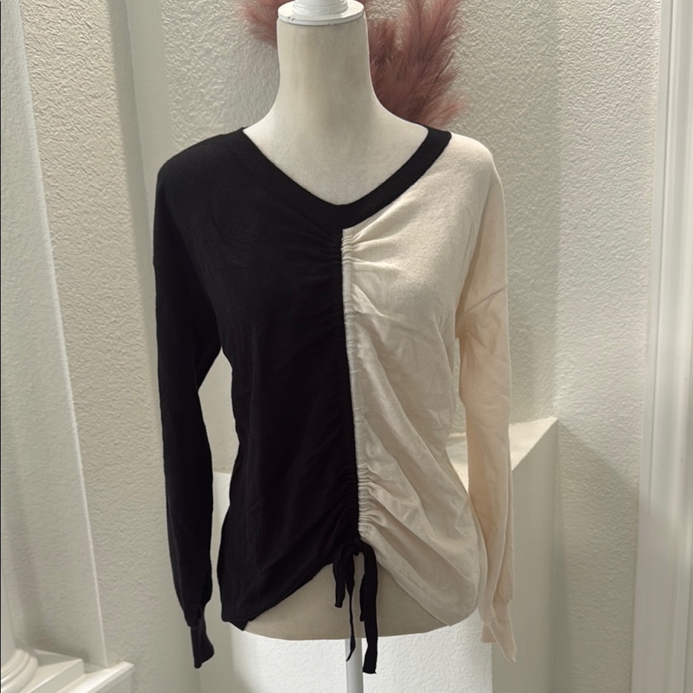 Cato V Neck Ruched Lightweight Sweater Two-Tone Black and Cream Women's Top L